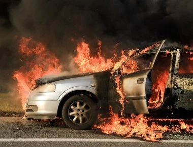 Φωτιά σε αυτοκίνητο με 4 επιβαίνοντες στα διόδια της Ελευσίνας (φωτό)